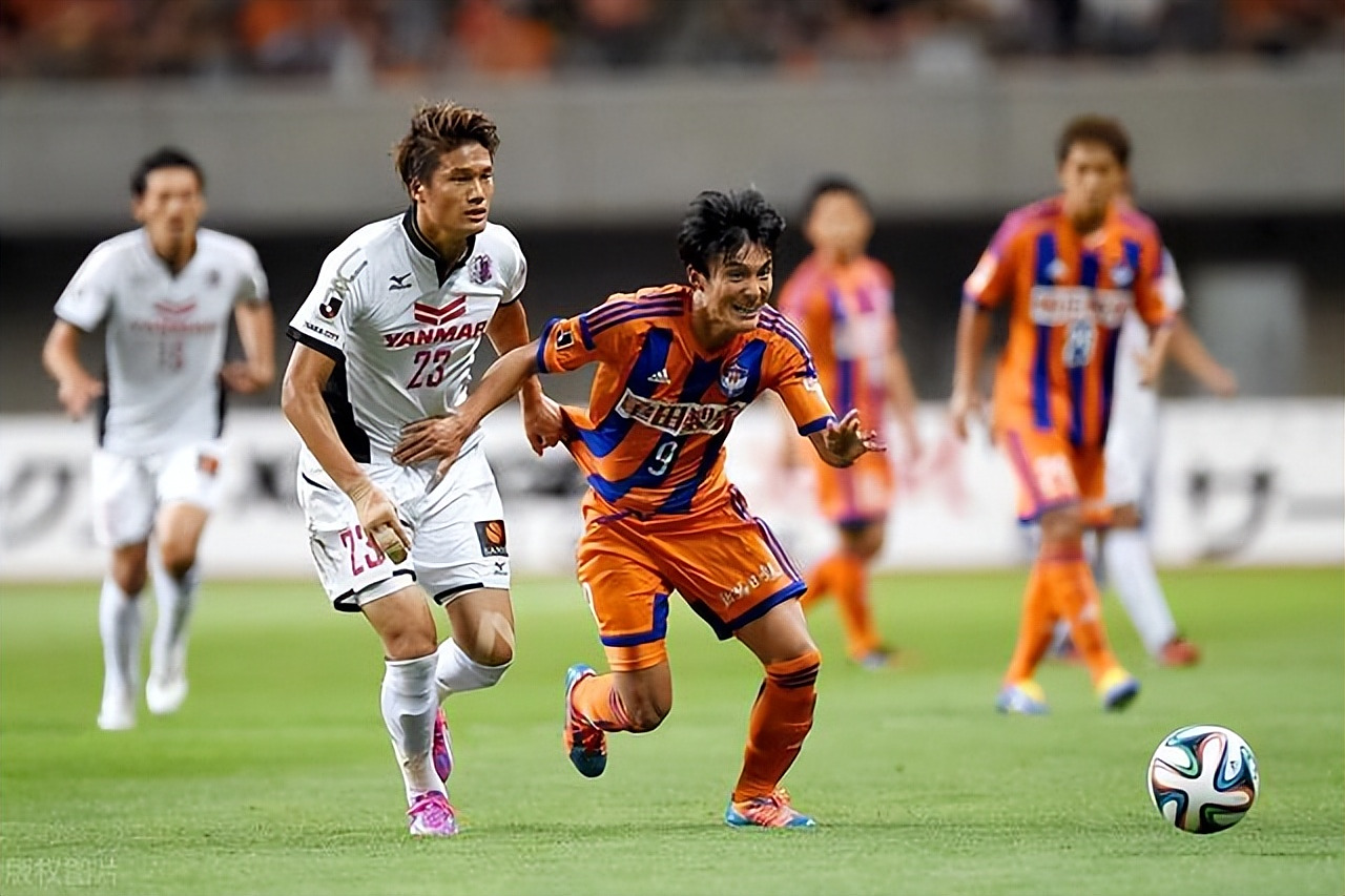 包含欧超杯集结日走向成谜，广东宏远状态回暖，话题不断，控场能力受关注的词条